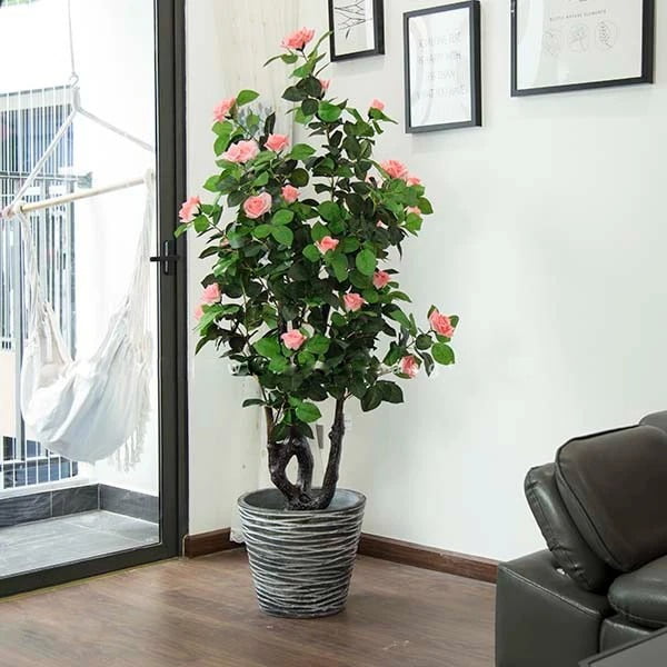 hoa hồng nhân tạo làm thành cây decor cửa hàng - DVN tổng kho hoa lụa 4