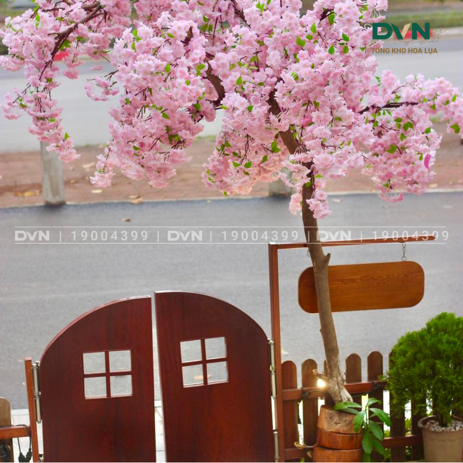 Gợi ý các ý tưởng trang trí quán cafe từ hoa nhân tạo độc đáo